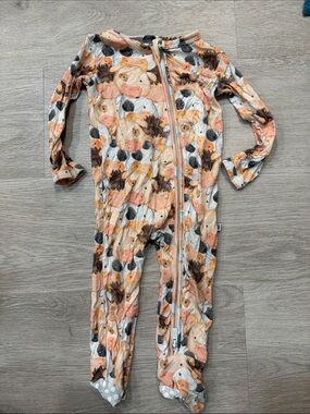 Little bum bumsOne-Piece Footed Pajamas in Peach & Cream Animal Print